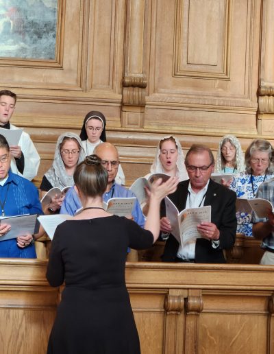 Jennifer Donaldson conducts the schola CMAA